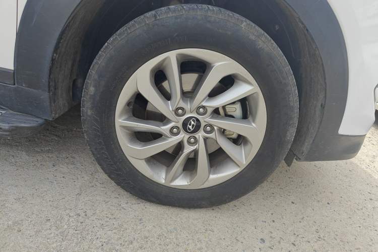 Used Hyundai Tucson 2015 1.6T Dual-Clutch Two-Wheel-Drive Smart Model Right Front Wheel Hub