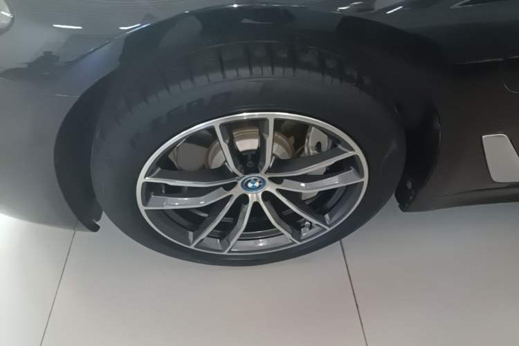 Used BMW 5 Series New Energy 2022 Second Facelift 535Le M Sport Package Left Front Wheel Hub