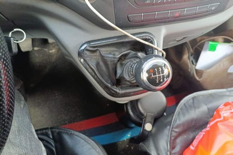 Used Foton Toano 2022 2.5T Manual Jixiang Van Extended Wheelbase Mid-Roof Design Rear Dual Tires 3-Seater D25TCIF1 Gear Lever