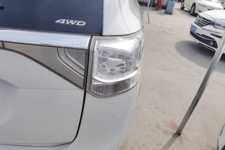 Used Mitsubishi Outlander 2014 2.4L 4x4 Deluxe Value Edition 5 Seats Right Rear Taillight