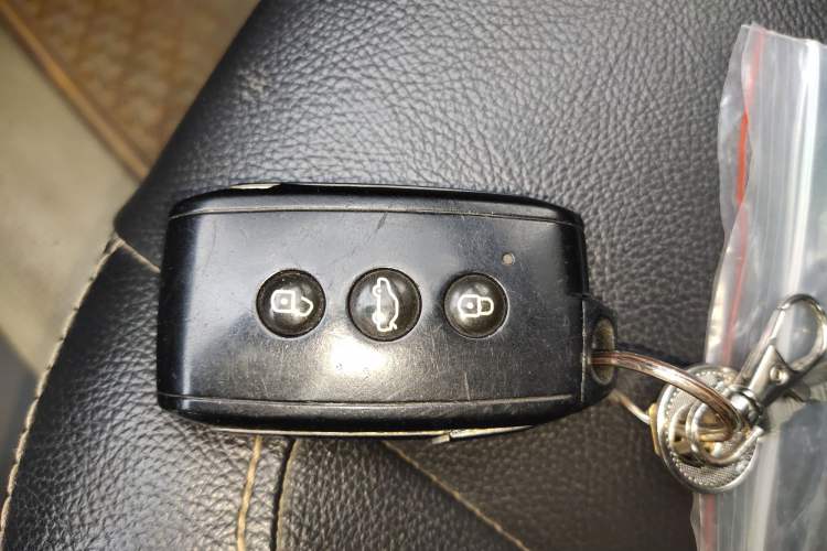 Used Soueast V3 Lingyue 2011 Revised Version 1.5L Manual – Style Edition
