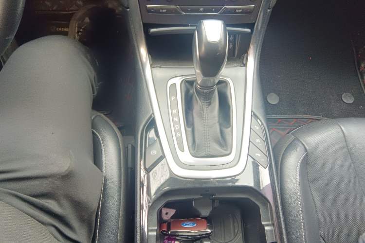 Used Ford Edge 2016 EcoBoost 245 Four-Wheel Drive Titanium 7-Seater Gear Lever