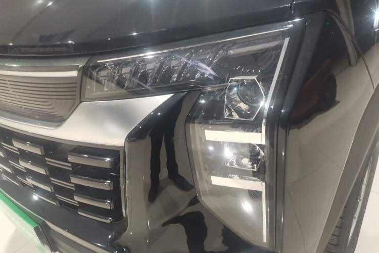 Used Sinotruk Pioneer V 2024 Multi-Function Version 2.0T Automatic Short Wheelbase Mid-Roof
