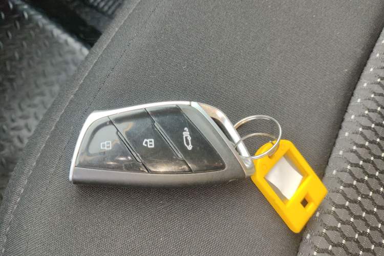 Used SAIC MAXUS Xintu V70 2023 2.0T Elite Edition Manual Transmission Short Wheelbase Low Roof 5/6 Seats (125 hp) Interior 1