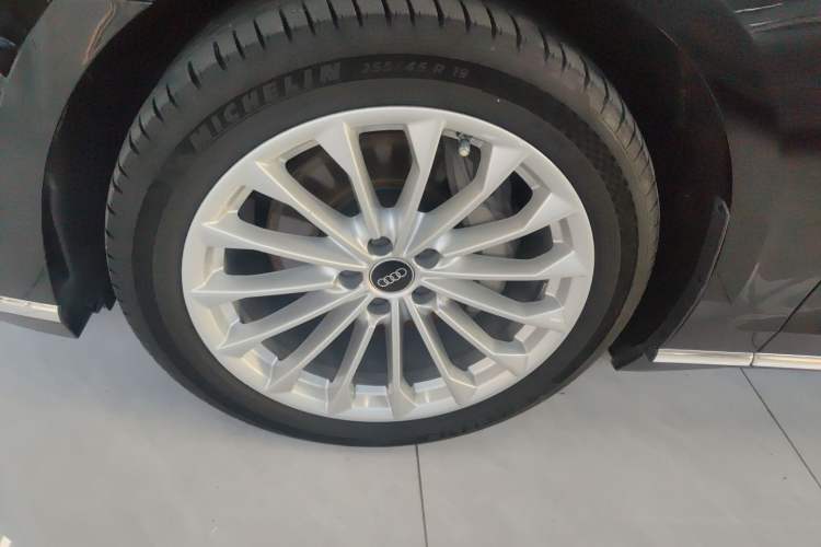 Used Audi A8 2022 A8L 50 TFSI quattro Comfort Edition Collector's Model Left Front Wheel Hub