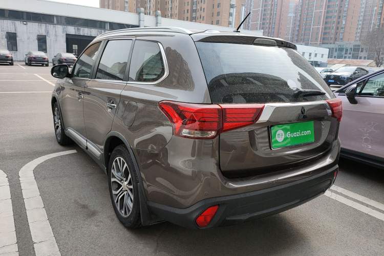 Used Mitsubishi Outlander 2016 2.4L 4x4 Luxury Edition 7-Seater