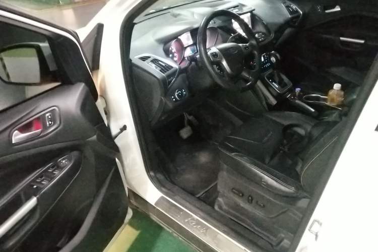 Used Ford Kuga 2013 2.0L GTDi Four-Wheel-Drive Sport Model Interior 3