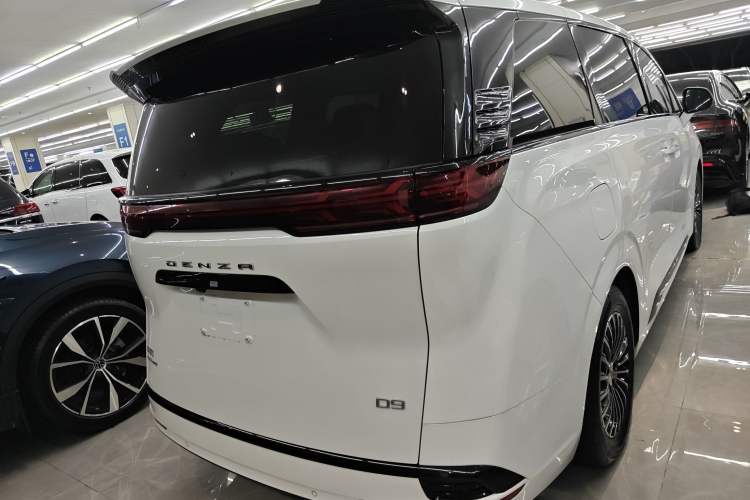 Used Denza D9 2022 DM-i 970 Four-Wheel Drive Prestige Model Rear Right 45 Deg