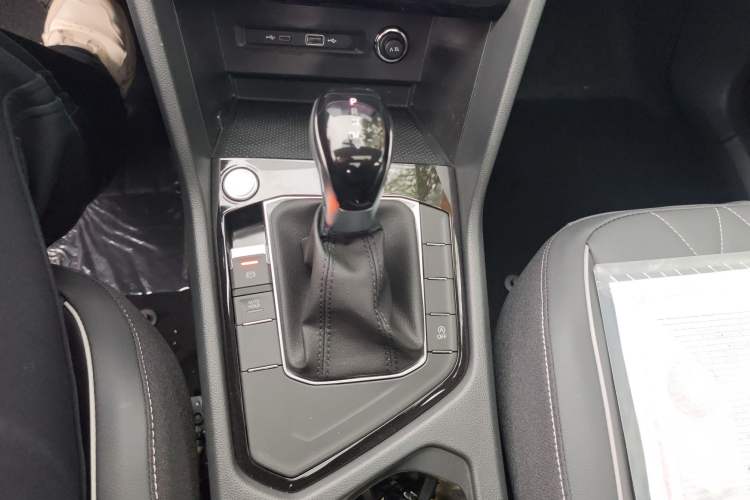 Used Volkswagen Tiguan L 2025 Model, Outstanding Version, 300TSI Automatic Two-Wheel Drive Longteng Edition Gear Lever