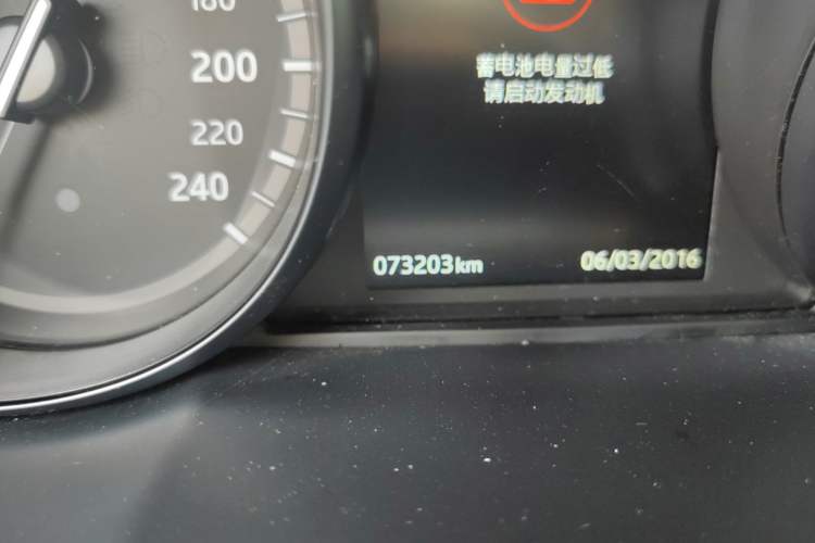 Used Land Rover Discovery Sport 2016 2.0T SE Odometer Close Up