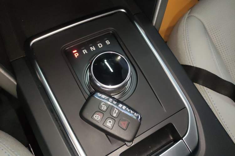 Used Land Rover Discovery Sport 2018 240 PS SE Version Gear Lever