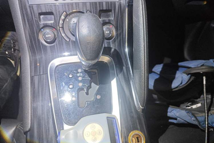 Used Peugeot 3008 2013 2.0L Automatic Trend Edition Gear Lever