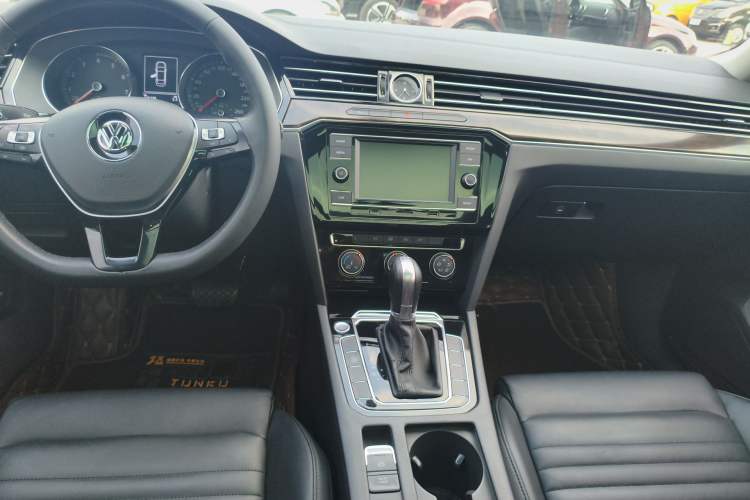 Used Volkswagen Magotan 2019 330TSI DSG Leading Model China VI Standard Audio And AC Panel