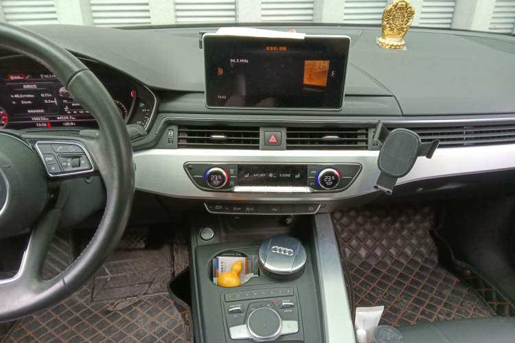 Used Audi A4L 2018 30th Anniversary Edition 40 TFSI Fashion Model Audio And AC Panel