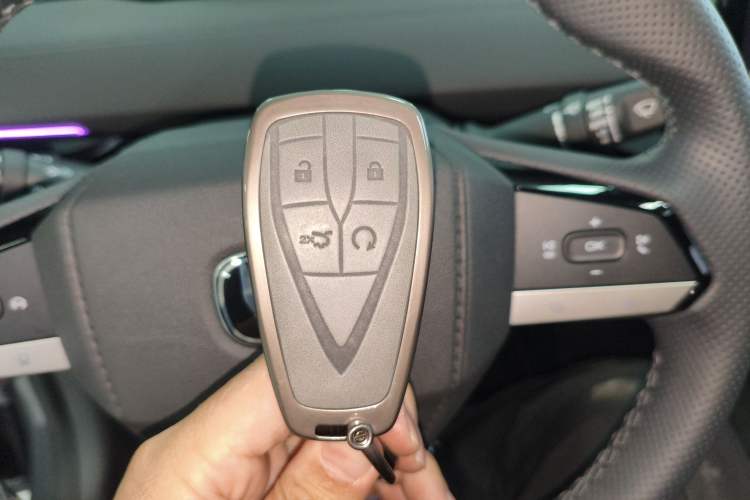 Used Changan UNI-V iDD 2024 Blue Whale Smart Electric iDD 136km ZhiKu Model