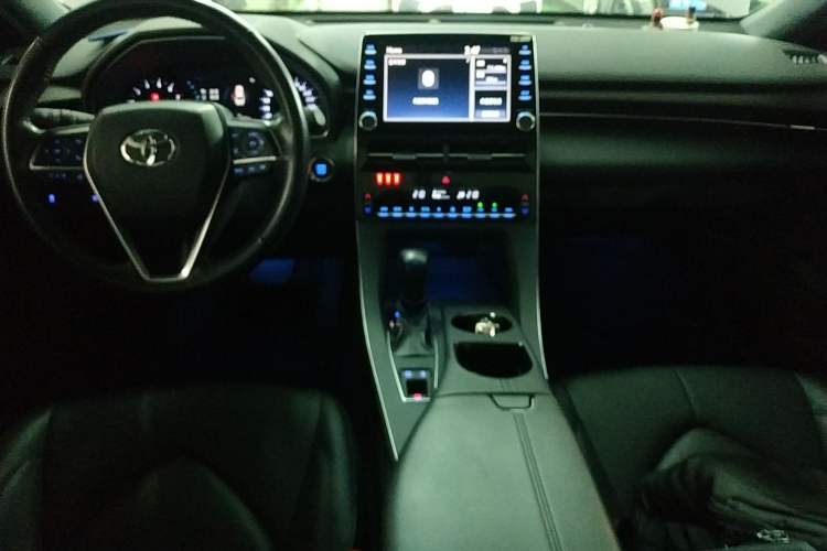Used Toyota Avalon 2019 2.0L Luxury Edition China VI Standard Center Console