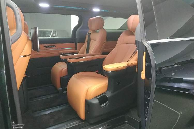 Used Geely Galaxy LEVC L380 2024 140-Degree 6-Seater All-Wheel-Drive Ultra
