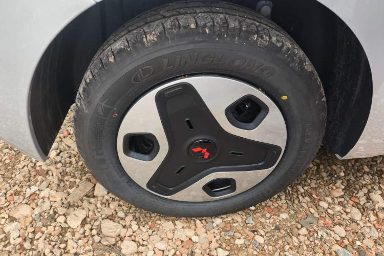 Used Wuling Zhiguang New Energy 2025 Comfort Model Right Rear Wheel Hub