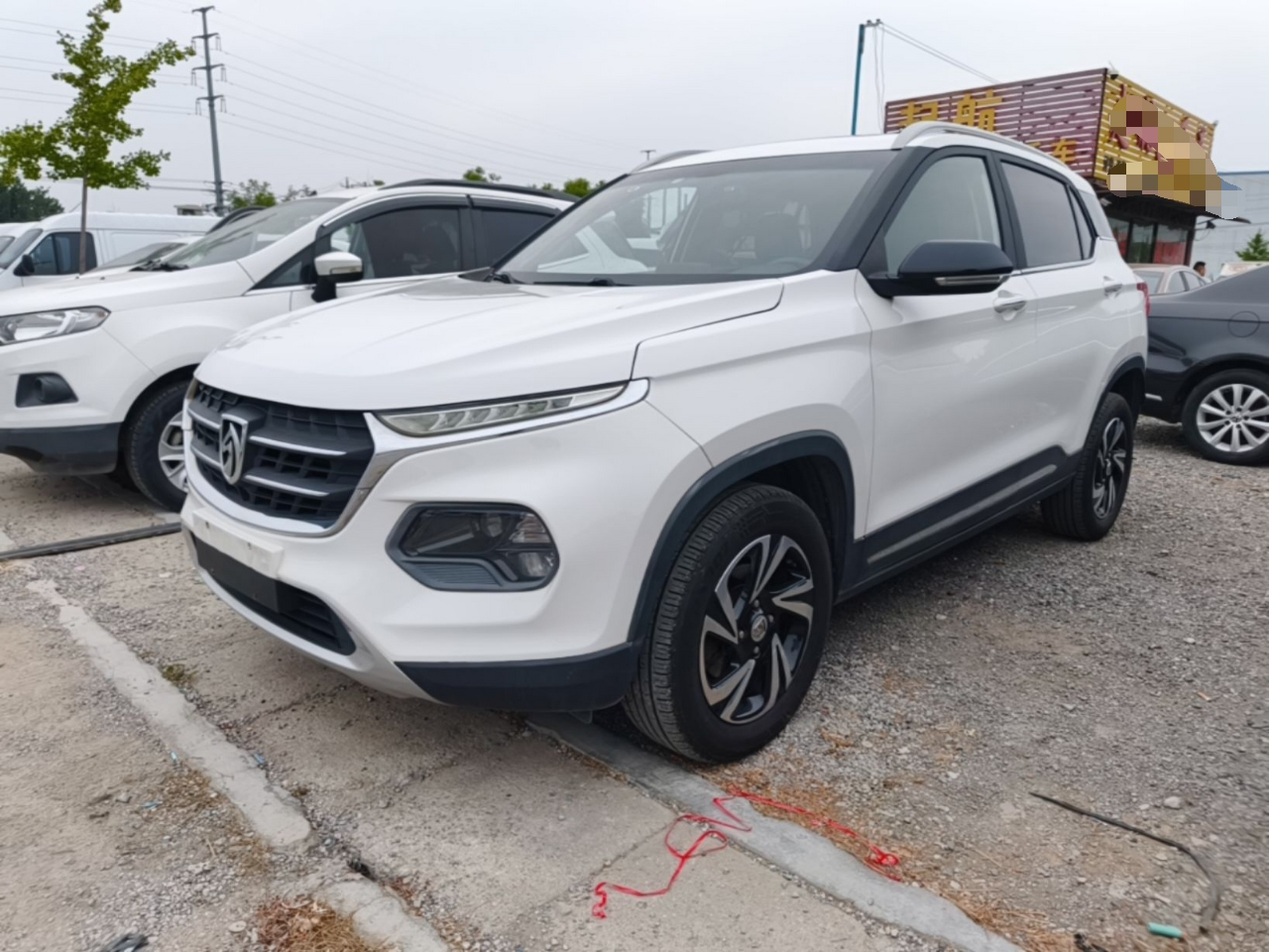 Под передней частью автомобиля