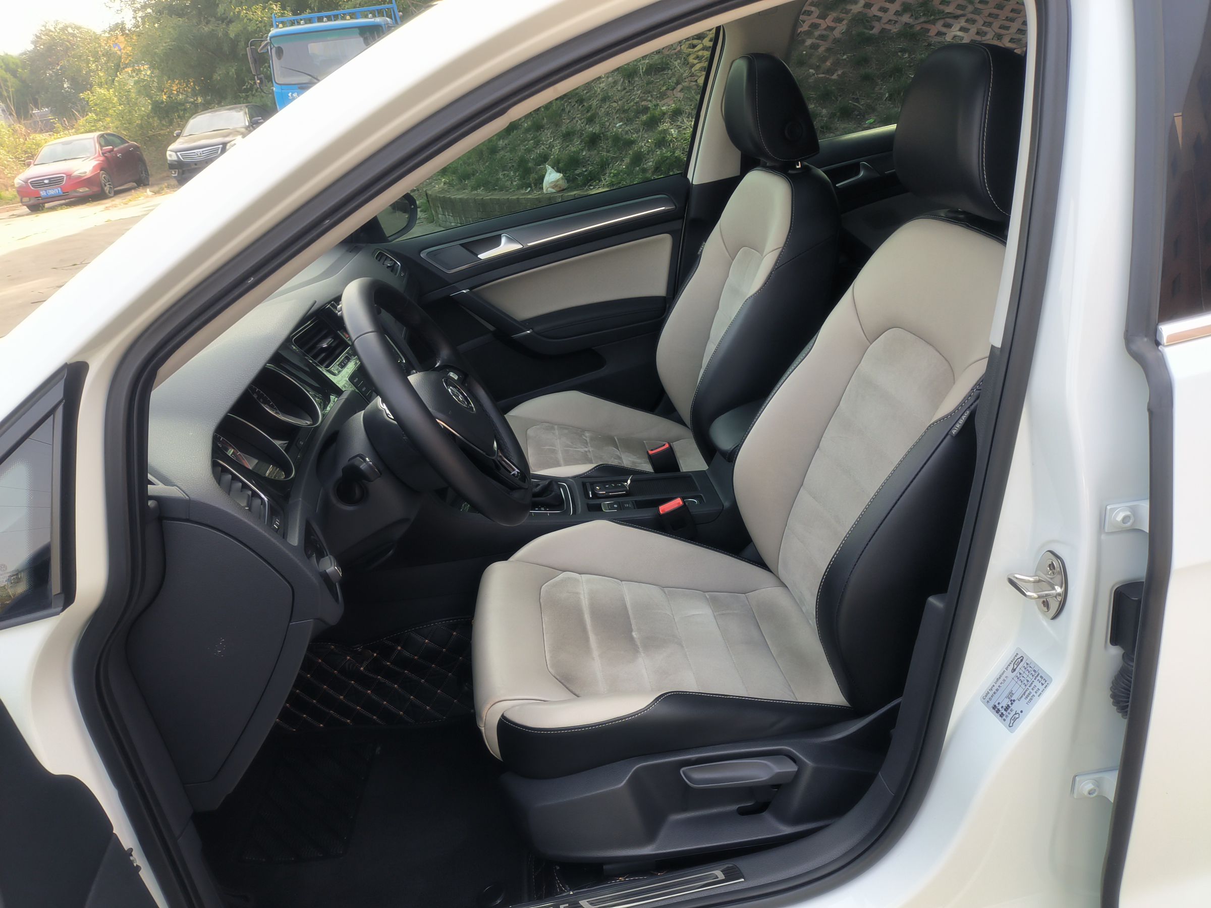 Переднее сиденье в автомобиле