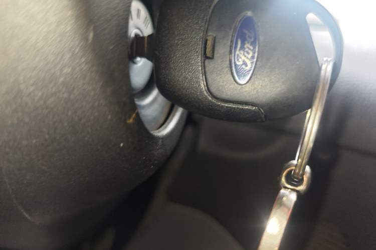 Used Ford Transit 2017 2.0T Diesel Multi-Purpose Commercial Vehicle Short Wheelbase Low Roof China V Standard
