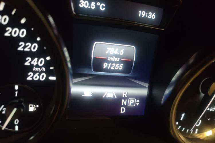 Used Mercedes-Benz GL-Class 2013 GL 500 4MATIC Odometer Close Up