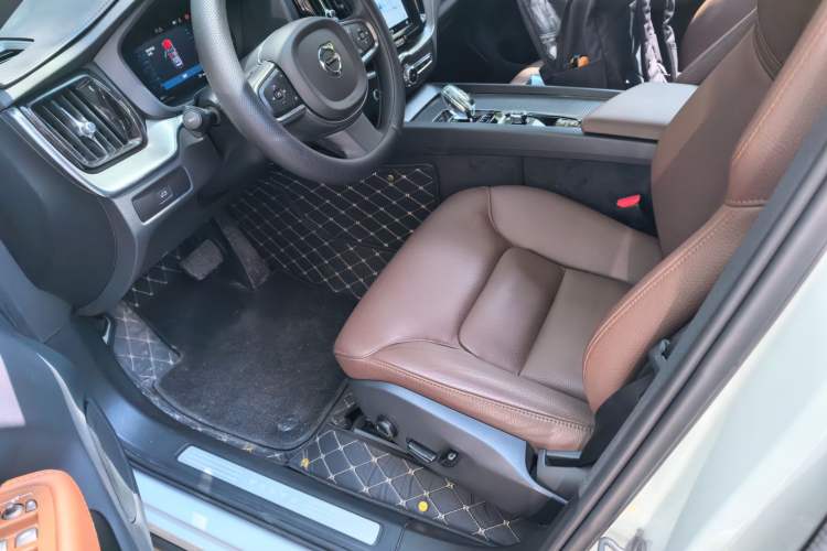 Used Volvo XC60 2024 B5 4x4 Smart Luxury Edition Driver Seat