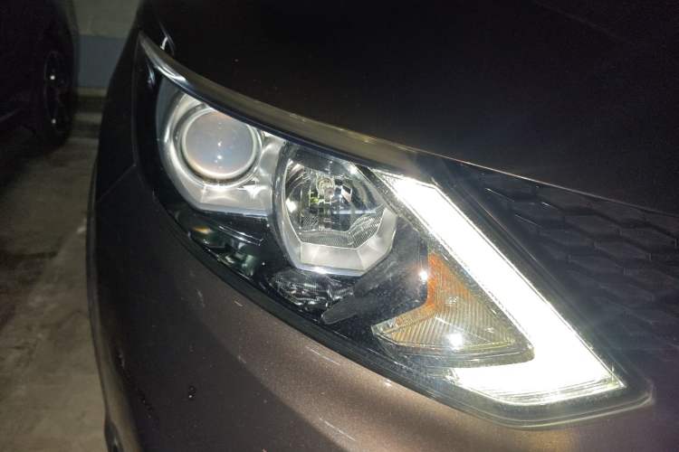 Used Nissan Qashqai 2016 2.0L CVT Luxury Edition Right Front Headlight