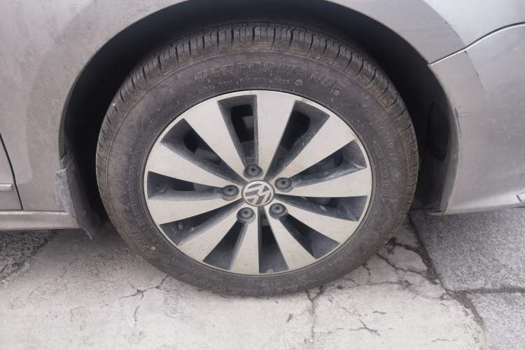 Used Volkswagen Sagitar 2017 1.6L Manual Comfort Model Right Front Wheel Hub