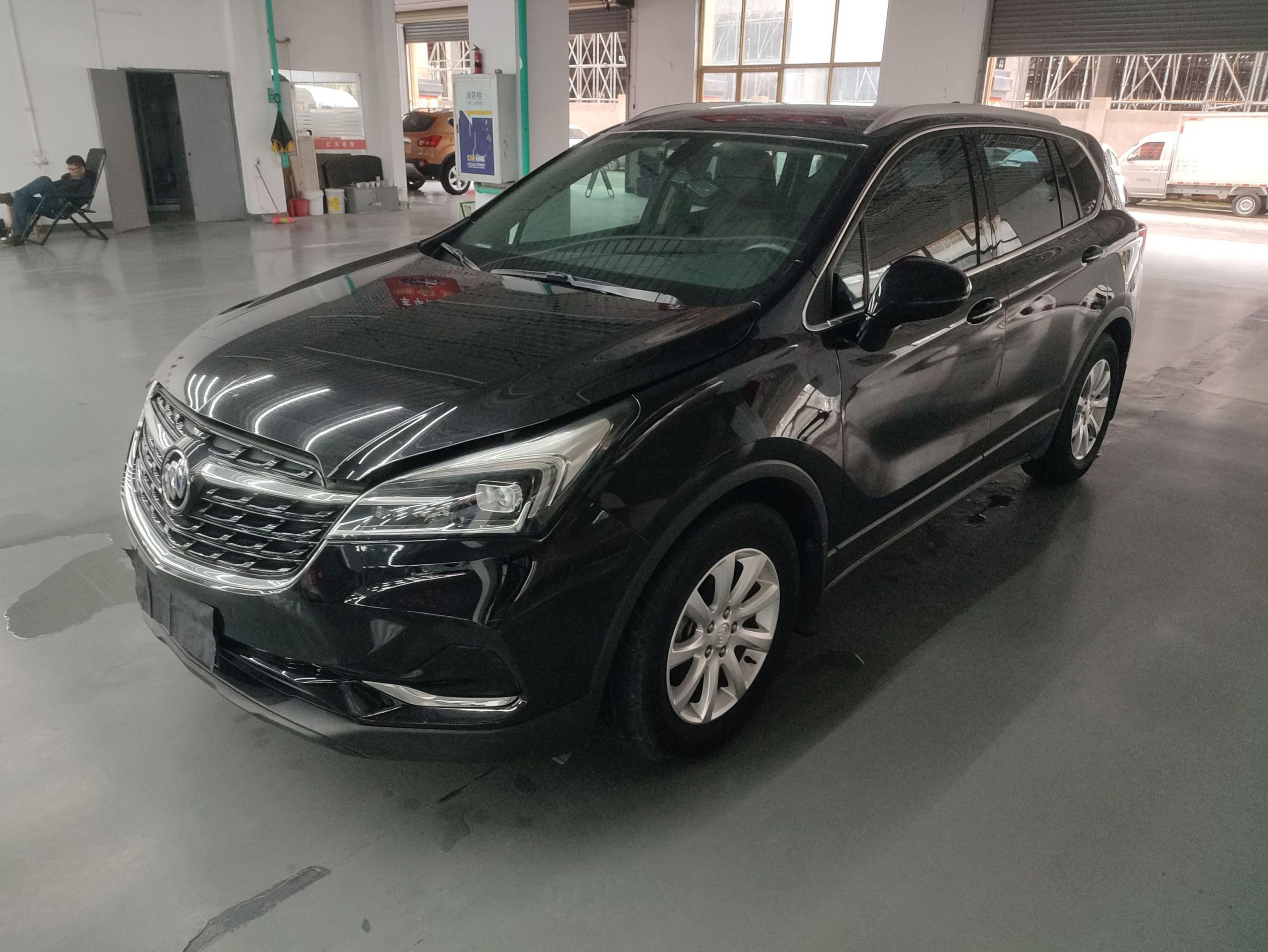 Под передней частью автомобиля