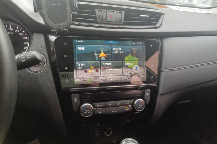 Used Nissan X-Trail 2019 2.0L CVT Smart Connect Comfort Edition 2WD Audio And AC Panel