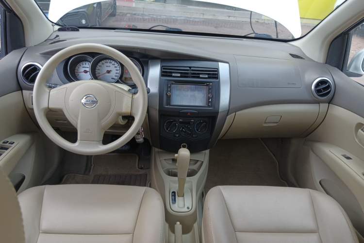 Used Nissan Livina 2010 Jingyue Edition 1.6L Automatic All-in-One Model Center Console