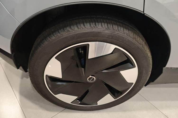 Used Volvo EX30 2025 Rear-Drive Long-Range Plus Model Right Rear Wheel Hub