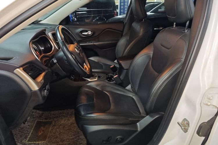 Used Jeep Cherokee 2017 2.0L Superior Edition Left Front Seat