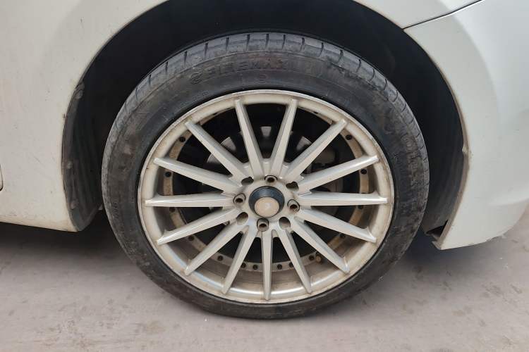 Used Hyundai Verna (older generation) 2014 1.4L Manual Smart GLS Trim Right Front Wheel Hub