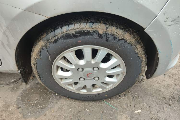 Used Wuling Rongguang V 2018 1.5L Standard Version Right Front Wheel Hub