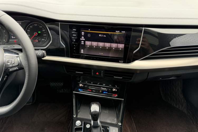 Used Volkswagen Passat 2020 330TSI Elite Edition China VI Audio And AC Panel