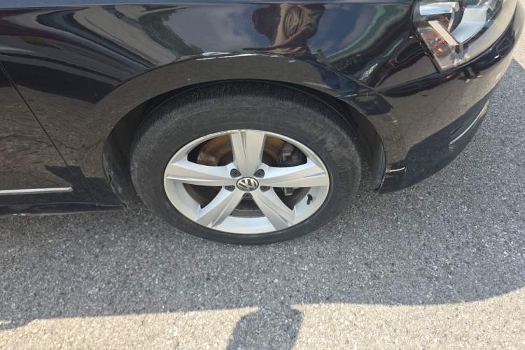 Used Volkswagen Passat 2011 1.8TSI DSG Prestige Edition Right Front Wheel Hub