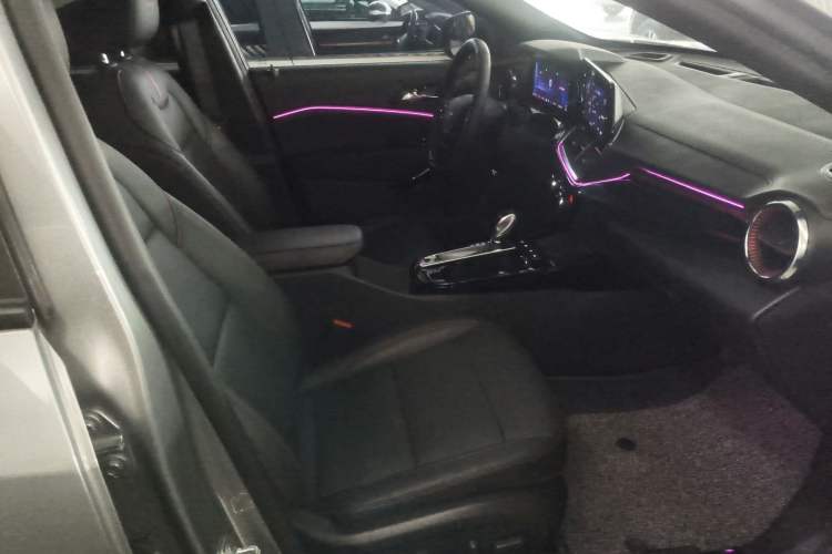 Used Chevrolet Seeker 2022 1.5T CVT RS Bee Wave Edition Right Front Seat