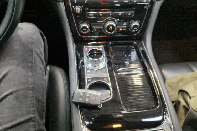 Used Jaguar XJ 2015 XJL 3.0 SC Two-Wheel-Drive Panoramic Business Edition
