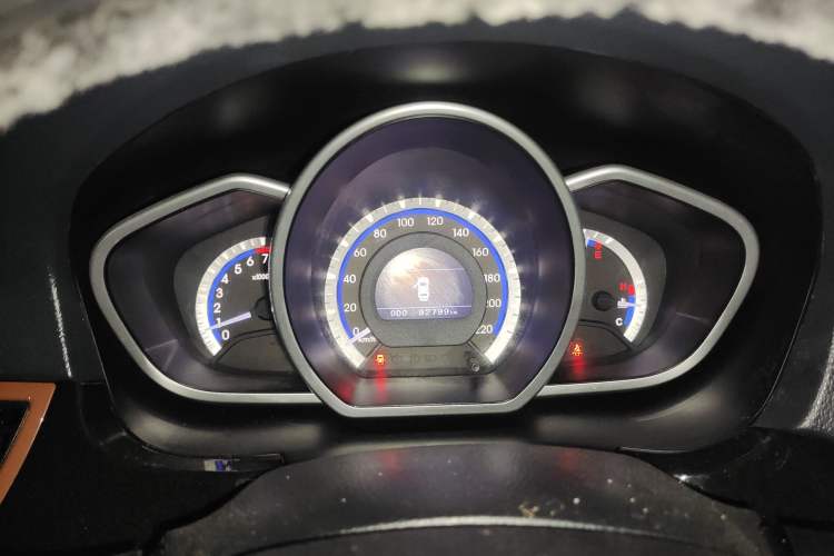 Used Soueast V6 Lingshi 2014 1.5L Manual Luxury Edition for Women
