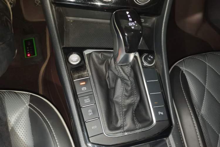 Used Volkswagen Sagitar 2024 300TSI DSG Excellence Edition Gear Lever