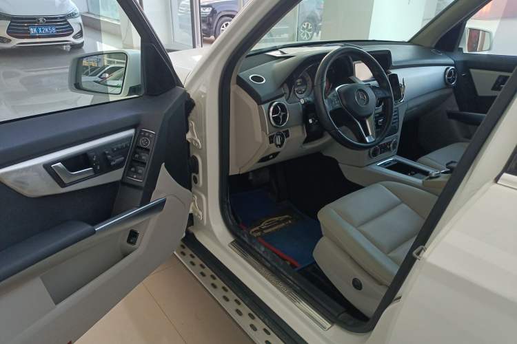 Used Mercedes-Benz GLK-Class 2013 GLK 300 4MATIC Dynamic Sunroof Model