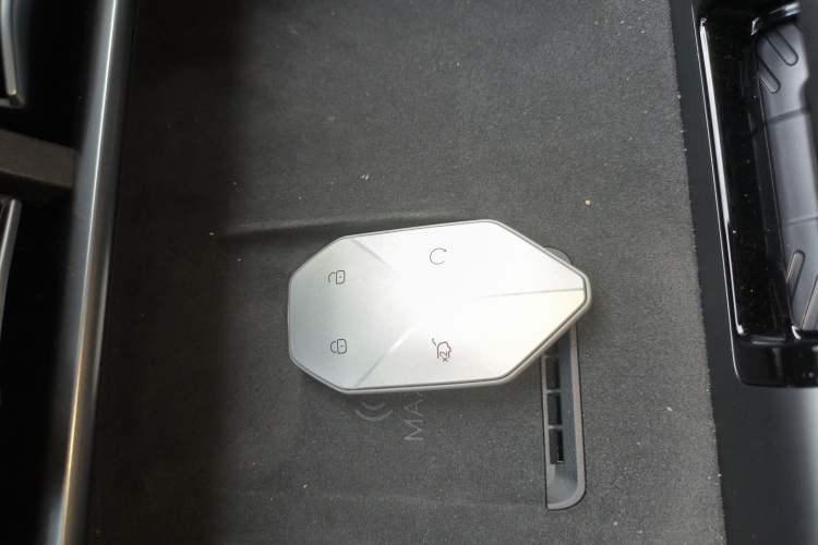 Used Formula Leopard Titanium 3 2025 501 km Range Rear-Wheel Drive Intelligent Driving Max Edition