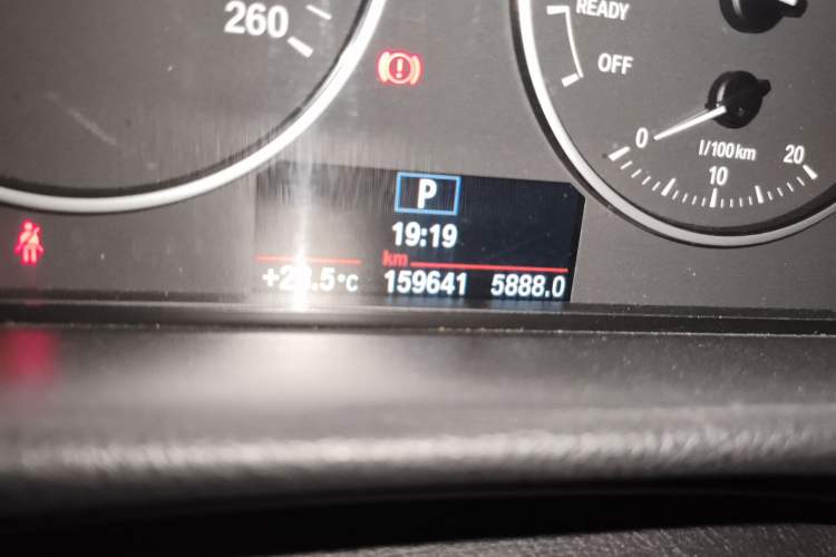 Used BMW 3 Series 2014 320Li Fashion Model Odometer Close Up