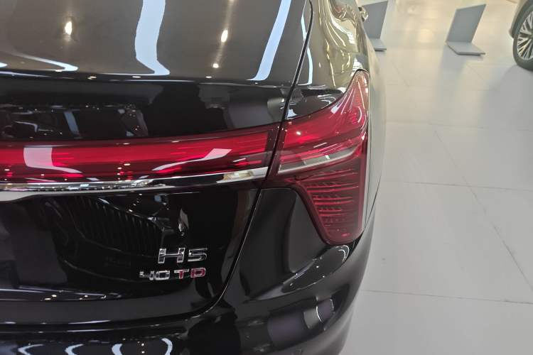 Used Hongqi H5 2025 2.0T Automatic Flag Edition – 500 000 Units Commemorative Version Right Rear Taillight