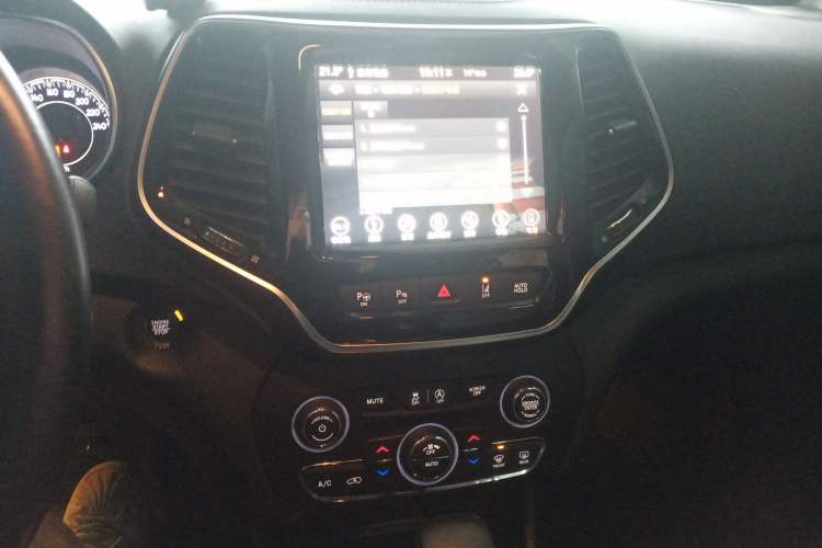 Used Jeep Cherokee 2019 2.0T All-Wheel Drive Versatile Edition China V Audio And AC Panel