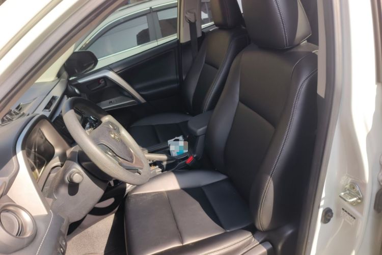 Used Toyota RAV4 2016 2.0L CVT Two-Wheel Drive Fashion Edition China V Standard
