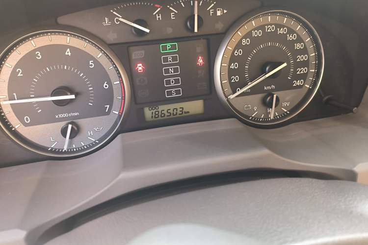 Used Toyota Land Cruiser 2015 4.0L V6 Middle East Low-Trim Version
