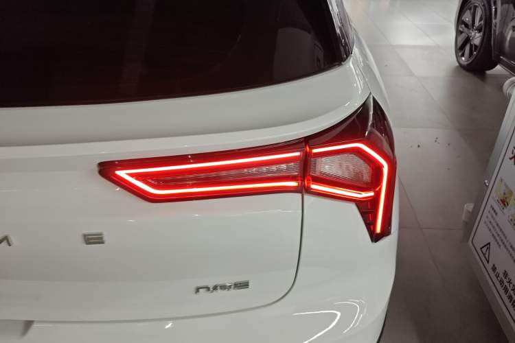 Used Geometry E Firefly 2024 401 km Fluorescent
